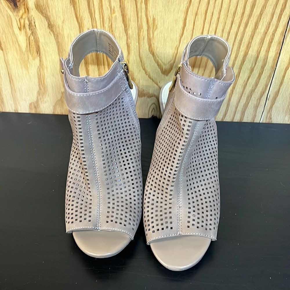 Ana Pumps  - Picture 2 of 6